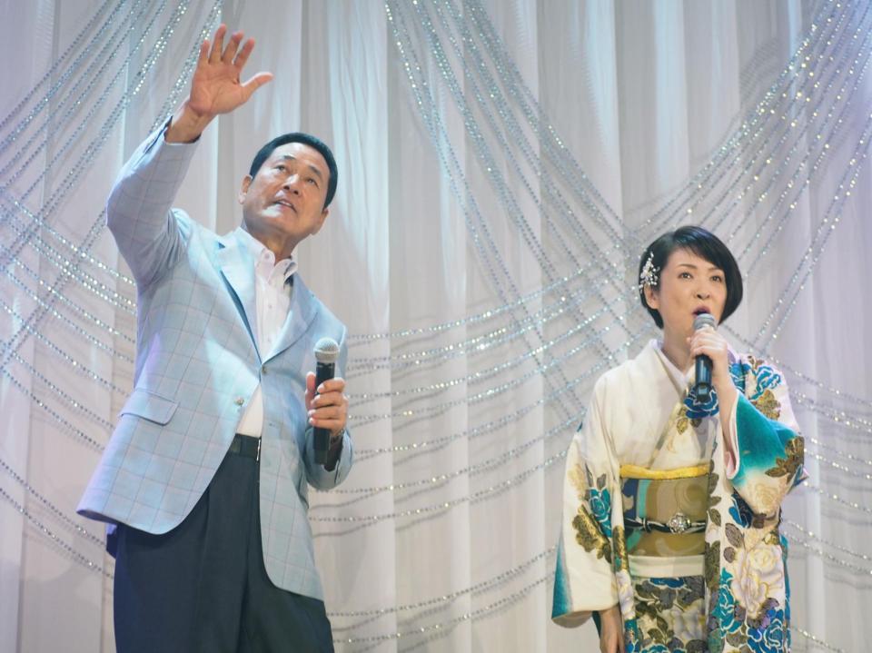　「真木ことみ　デビュー30周年記念ディナーショー」でデュエット曲「ときめいて乾杯」を熱唱した真木ことみ（右）と中畑清氏