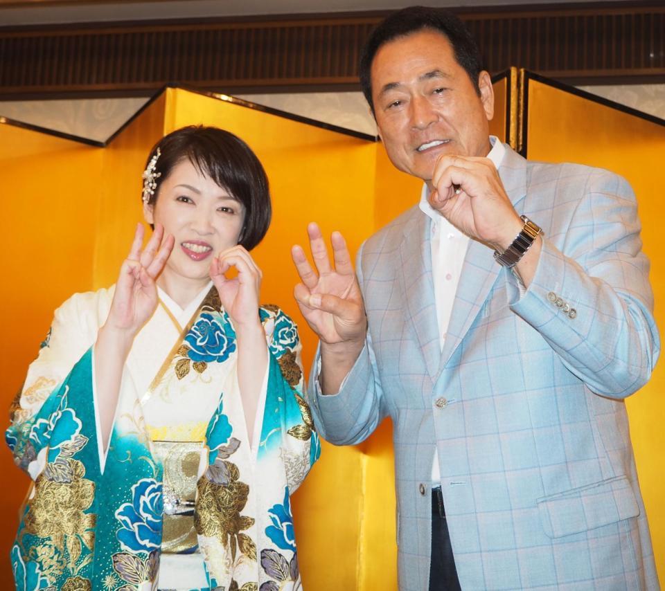 　「真木ことみ　デビュー30周年記念ディナーショー」に出演した真木ことみ（左）と応援団長の中畑清氏