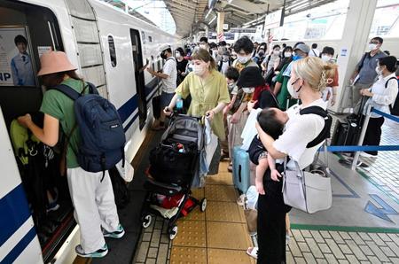 　お盆休みの帰省や旅行客らで混雑するＪＲ東京駅の東海道新幹線ホーム