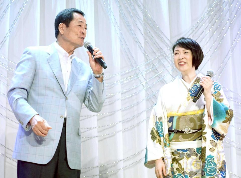 　真木ことみ（右）とデュエットする中畑清氏