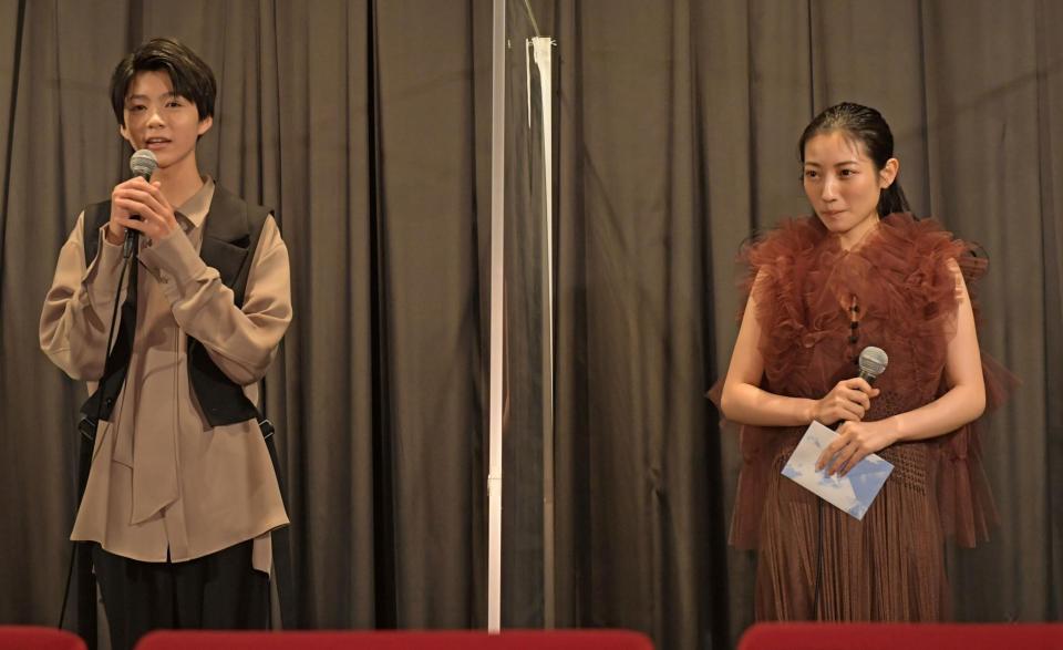 　初日舞台あいさつに登場した白鳥晴都（左）と川島鈴遙（撮影・三好信也）