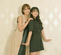 　仲良くポーズを決めるＮＭＢ４８の小嶋花梨（左）と坂田心咲（撮影・出月俊成）