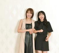 　仲良く腕を組み、笑顔を見せるＮＭＢ４８・小嶋花梨（左）と坂田心咲（撮影・出月俊成）