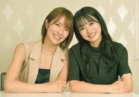 　仲良くポーズを決めるＮＭＢ４８の小嶋花梨（左）と坂田心咲（撮影・出月俊成）