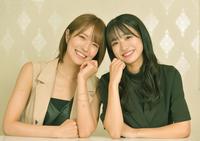 　仲良くポーズを決めるＮＭＢ４８の小嶋花梨（左）と坂田心咲（撮影・出月俊成）