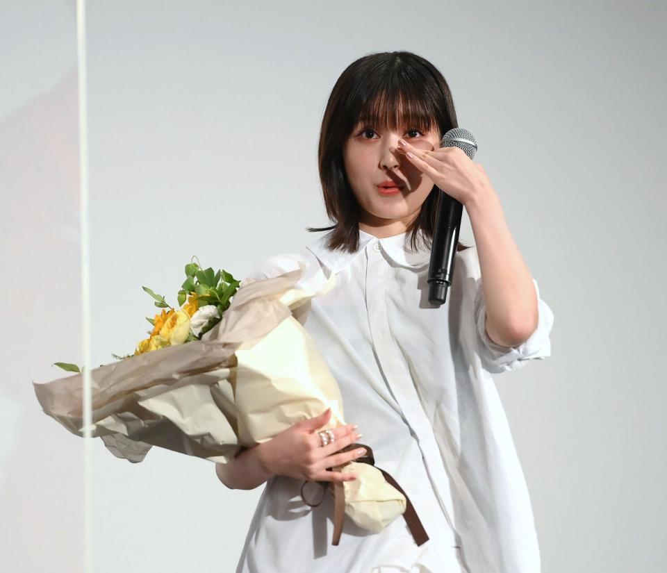　原作者からのメッセージを聞いて目頭を押さえる福本莉子＝東京・六本木のＴＯＨＯシネマズ六本木（撮影・堀内翔）