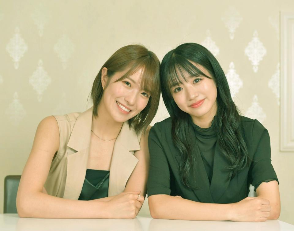 　仲良くポーズを決めるＮＭＢ４８の小嶋花梨（左）と坂田心咲（撮影・出月俊成）