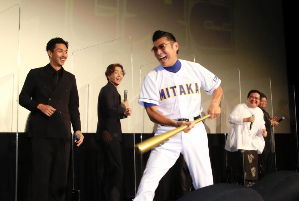 　バットを振り回しながら乱入する高嶋政宏＝東京・六本木