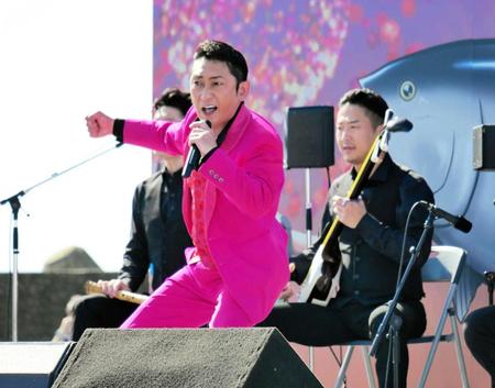 　青天の下で歌謡ショーを行った福田こうへい