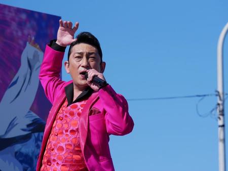 　青天の下で歌謡ショーを行った福田こうへい