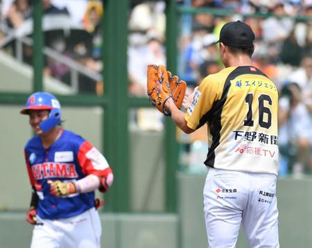 　２回、青木にソロを浴び、拍手で出迎えるティモンディ・高岸宏行（撮影・佐々木彰尚）