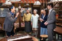 「あまゆ」で皆に熱弁をふるう、暢子（黒島結菜・右から２人目）の兄・賢秀（竜星涼）