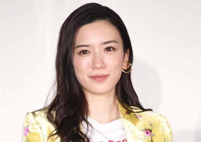 永野芽郁 プラダのラフィアでバカンスモード「女神到来