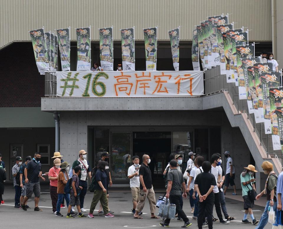 　掲げられた高岸宏行の横断幕（撮影・佐々木彰尚）