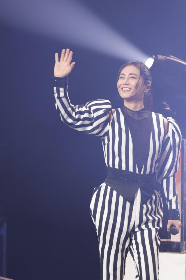 　地元ステージでヒット曲を披露した氷川きよし