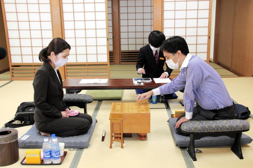 　対局を開始する里見香奈女流五冠（左）と阿久津主税八段阿久津主税八段と対局する里見香奈女流五冠（提供・日本将棋連盟）