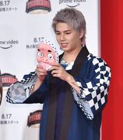 　会見に登場し、お面をかぶる森内寛樹＝ホテル雅叙園東京（撮影・西岡正）