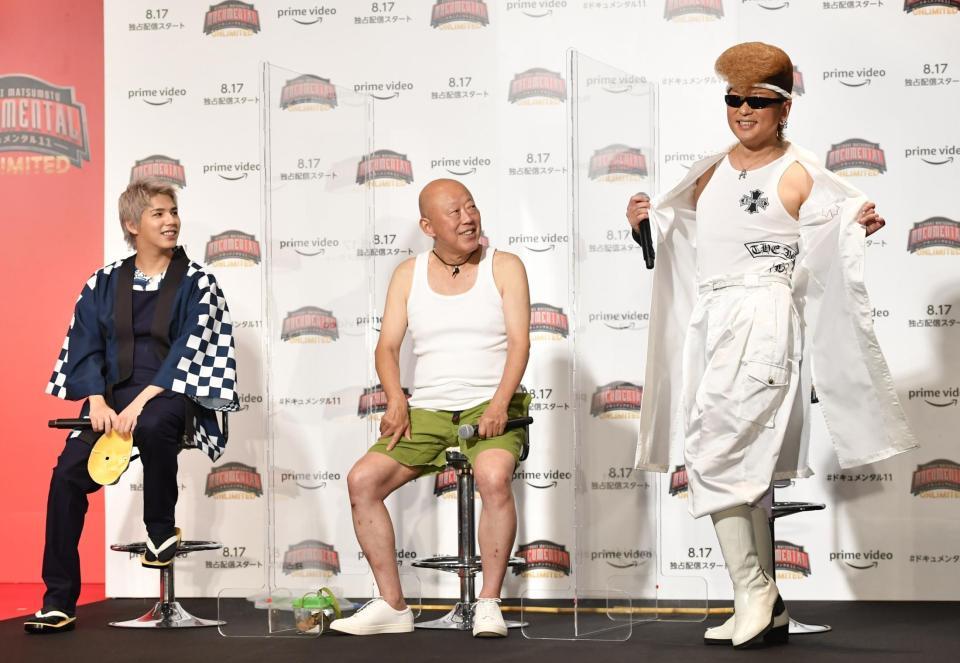 　森内寛樹（左）、六平直政（中央）の前で特攻服を披露する綾小路翔＝ホテル雅叙園東京（撮影・西岡正）