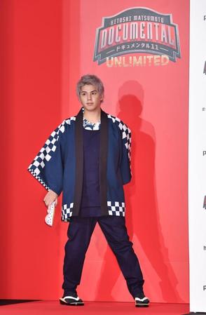 　夏らしい衣装で会見に登場する森内寛樹＝ホテル雅叙園東京（撮影・西岡正）