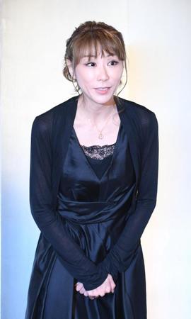 会見であいさつする真瀬樹里（撮影・園田高夫）