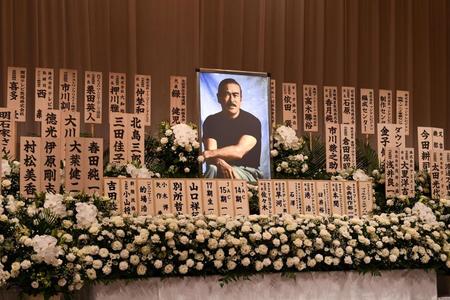 千葉真一さんの遺影が飾られた祭壇（撮影・園田高夫）