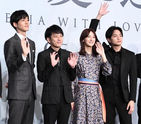 　客席に手を振る（左から）松坂桃李、二宮和也、北川景子、中島健人（撮影・棚橋慶太）