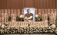 多くの花に彩られ千葉真一さんの遺影が飾られた（撮影・園田高夫）