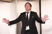 生前の思い出を身ぶり手ぶりで話す谷隼人（撮影・園田高夫）
