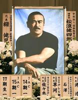 　祭壇に飾られた千葉真一さんの遺影（撮影・園田高夫）