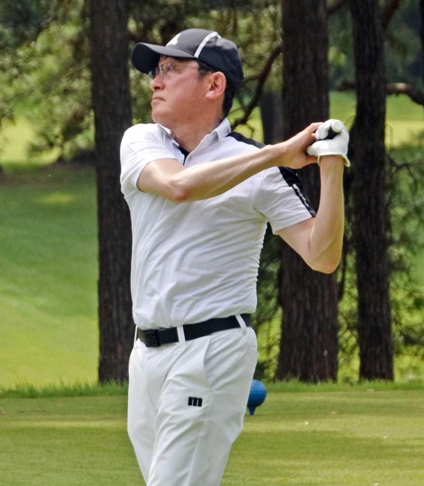 　ゴルフを楽しむ岸田首相＝茨城県つくばみらい市