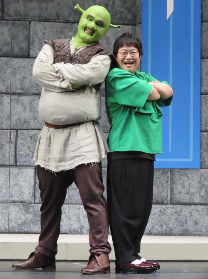 　ミュージカル「シュレック・ザ・ミュージカル」の初日会見に出席した（左から）ｓｐｉ、近藤春菜