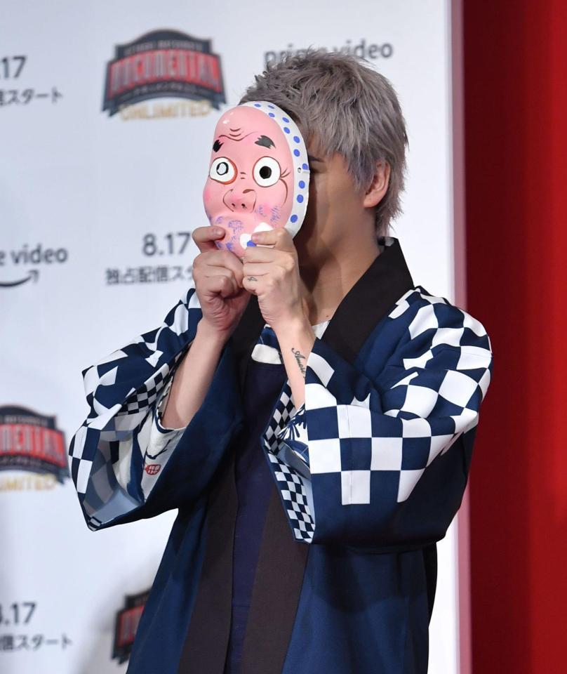 　会見に登場し、お面をかぶる森内寛樹＝ホテル雅叙園東京（撮影・西岡正）