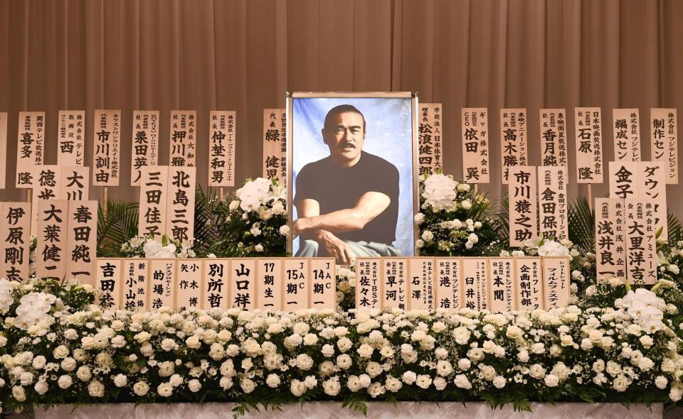 多くの花に彩られ千葉真一さんの遺影が飾られた（撮影・園田高夫）