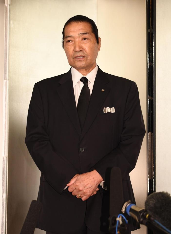 思い出を話す日本体育大学の松浪健四郎理事長（撮影・園田高夫）