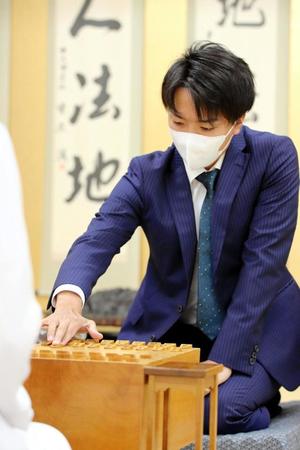 里見香奈女流五冠のプロ棋士編入試験五番勝負第１局の試験官を務める徳田拳士四段（提供・日本将棋連盟）