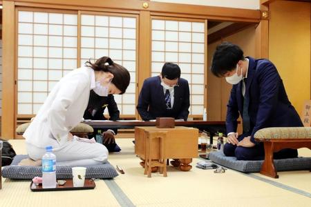 プロ棋士編入試験五番勝負第１局に挑む里見香奈女流五冠（左）と試験官の徳田拳士四段（提供・日本将棋連盟）