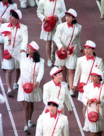 　バルセロナ五輪開会式で行進する日本選手団＝９２年（共同）