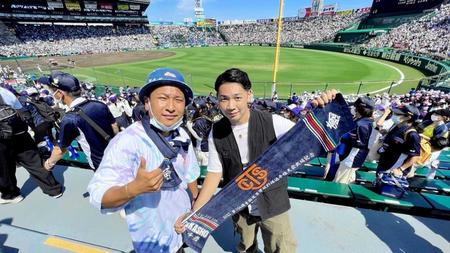 　アルプススタンドから試合を見守ったベリーグッドマンのＭＯＣＡ（左）とＲｏｖｅｒ＝甲子園球場