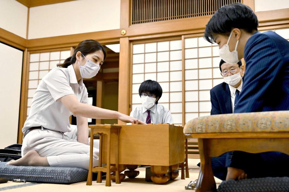 　プロ棋士編入試験第１局で徳田四段（右）に敗れた里見女流五冠（代表撮影）