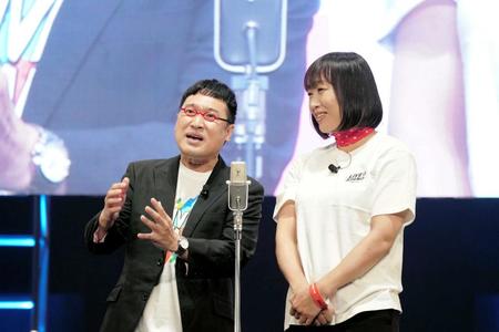 　ネタを披露する南海キャンディーズの山里亮太（左）としずちゃん