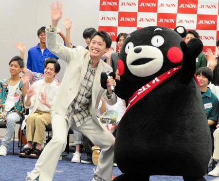 くまモンと手を振る松本大輝＝東京・四谷