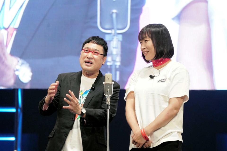 　ネタを披露する南海キャンディーズの山里亮太（左）としずちゃん