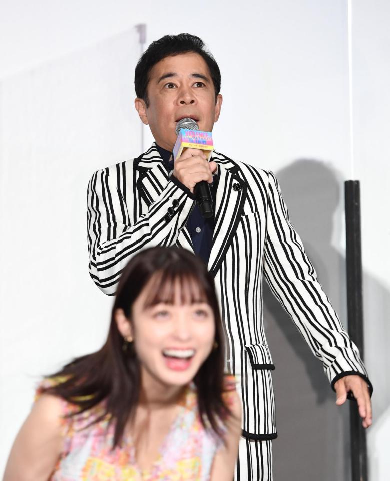 舞台あいさつでエピソードを話す岡村隆史＝ＴＯＨＯシネマズ六本木ヒルズ（撮影・園田高夫）