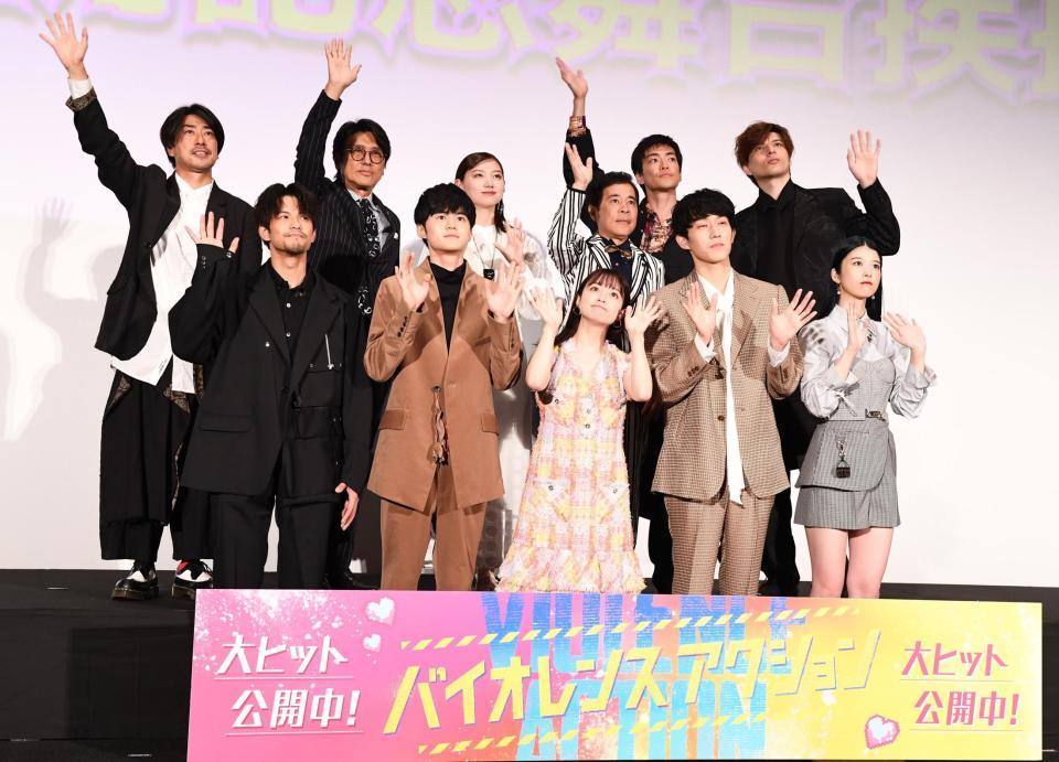 ファンに手を振る（前列左から）森崎ウィン、鈴鹿央士、橋本環奈、杉野遥亮、馬場ふみか、（後列左から）瑠東東一郎監督、高橋克典、太田夢莉、岡村隆史、大東駿介、城田優＝ＴＯＨＯシネマズ六本木ヒルズ（撮影・園田高夫）