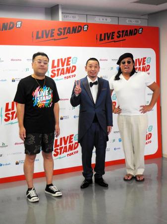 　囲み取材を行った（左から）とろサーモン・久保田かずのぶ、千鳥・大悟、ロバート・秋山竜次＝千葉県・幕張メッセ