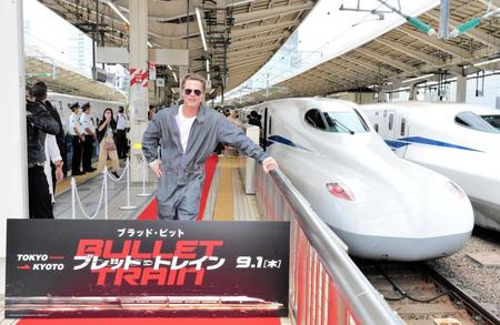 　東京駅で乗車前に記念撮影をするブラッド・ピット