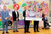 　壁画を元にしたレゴ作品の前でパラアスリートの（右から）里見紗李奈、太田渉子両選手らと並ぶ香取慎吾（中央）