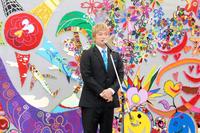 　壁画を元にしたレゴ作品の前で挨拶する香取慎吾