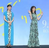 　フォトセッションを終えて手を振る永野芽郁、奈緒（左）＝撮影・堀内翔