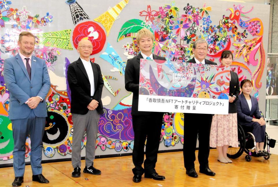 　壁画を元にしたレゴ作品の前でパラアスリートの（右から）里見紗李奈、太田渉子両選手らと並ぶ香取慎吾（中央）